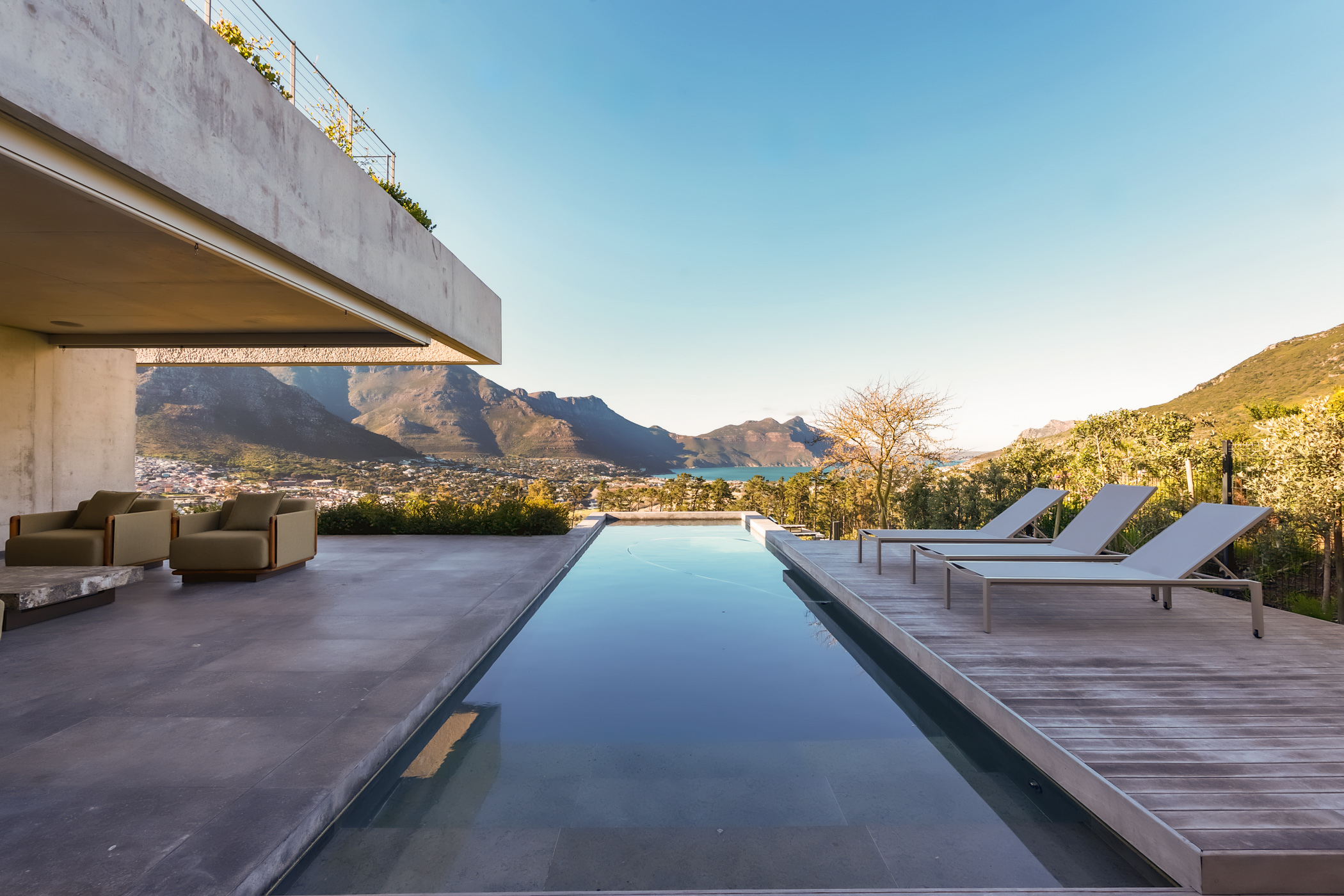 Serenity House pool terrace opening to the Leeukoppie horizon